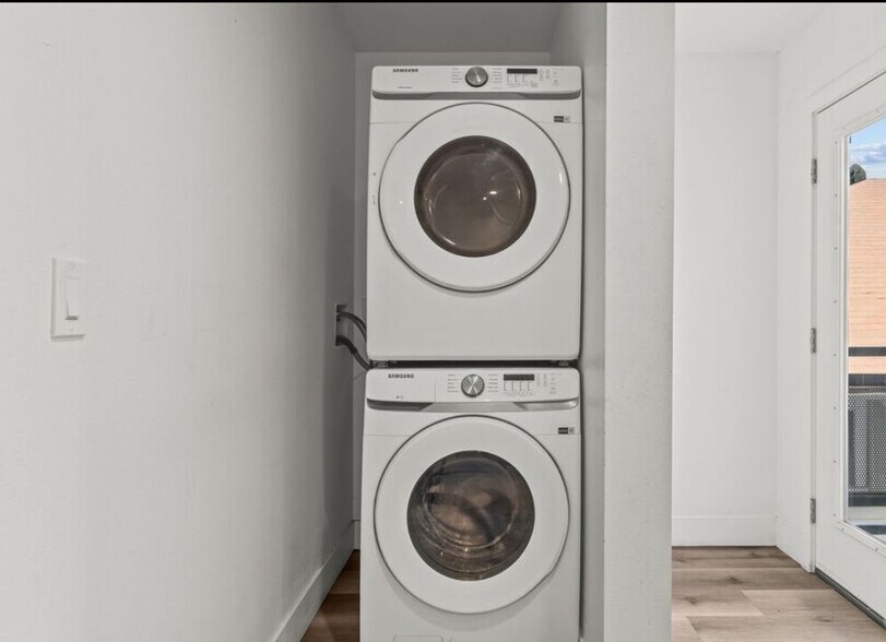 Laundry - 1110 W 40th Pl