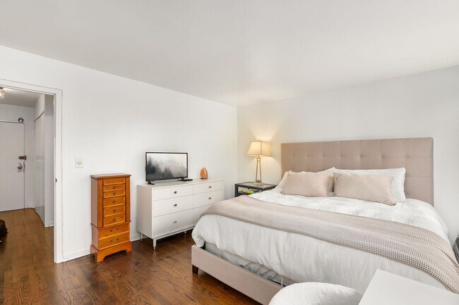 Building Photo - 1400 N State Pkwy