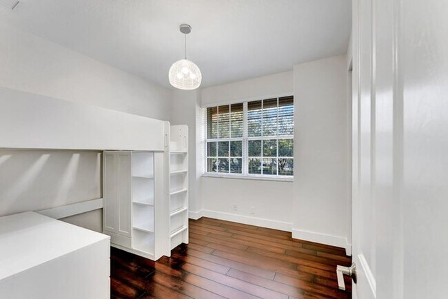 Building Photo - 406 NW 25th Ave