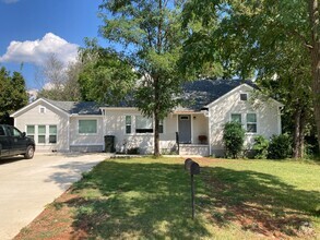 Building Photo - Recently updated 4/2 with fenced backyard.