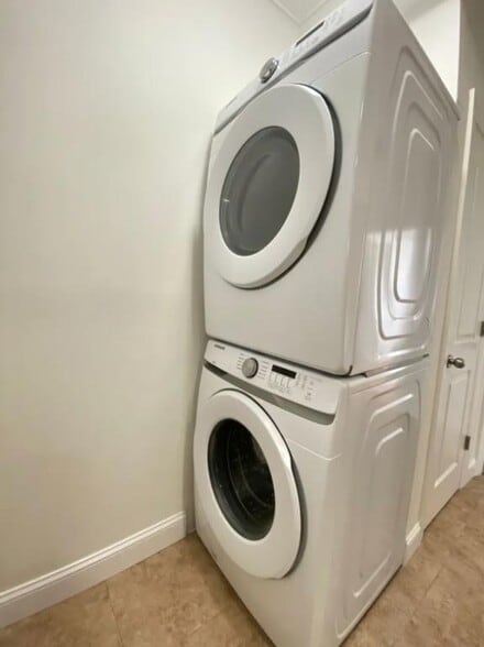 Building Photo - 21-47-47 33rd St