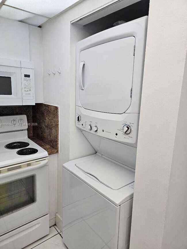 Building Photo - 10090 NW 80th Ct