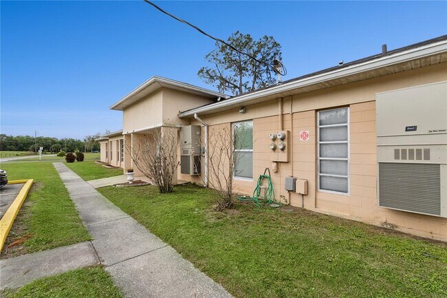 Building Photo - 3821 Club Cir