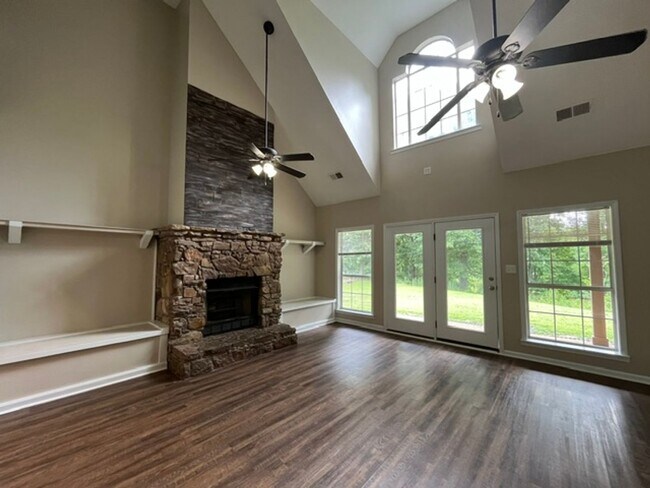 Building Photo - 440 Blue Lake Dr