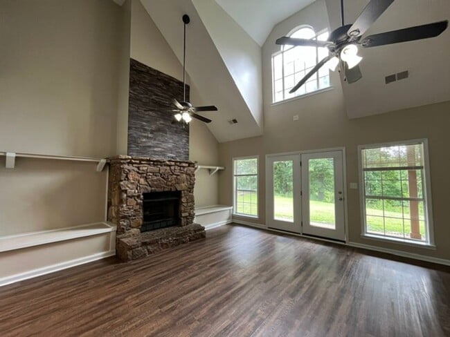 Building Photo - Renovated 4 Bedroom 3.5 Home for Rent!