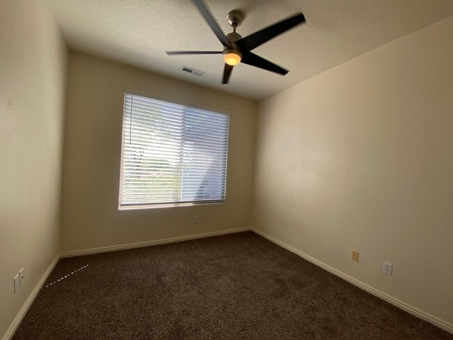 Building Photo - REMODELED TOWNHOME AVAILABLE FOR RENT