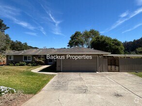 Building Photo - Wonderful property on large acre lot on Ta...
