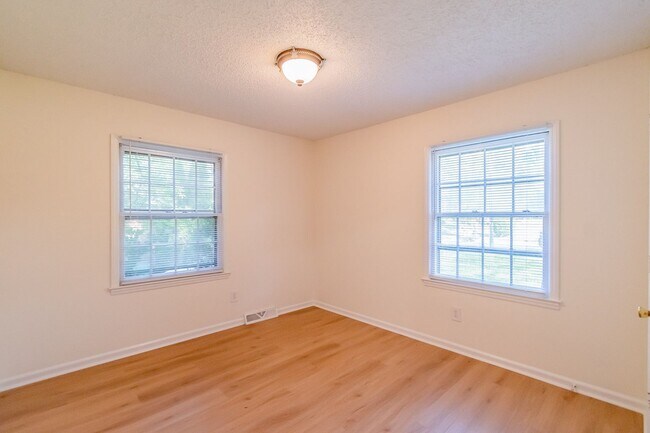 Building Photo - Well maintained ranch home in Charlotte!