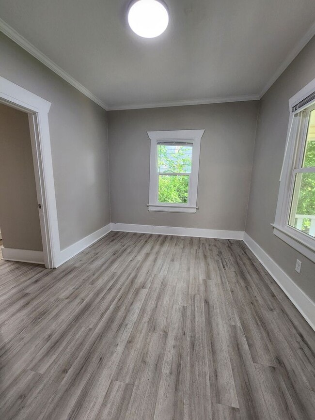 Building Photo - Spacious 3-Bedroom, 1-Bathroom Home AVAILA...