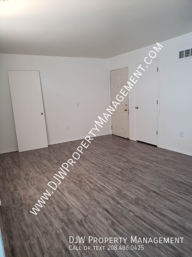 Building Photo - 1805 E Overland Rd