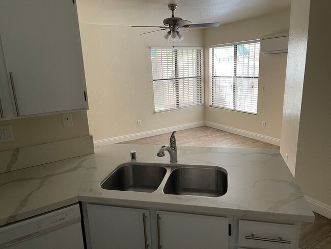 Building Photo - Stylish Condo Near the Strip & Convention Center!