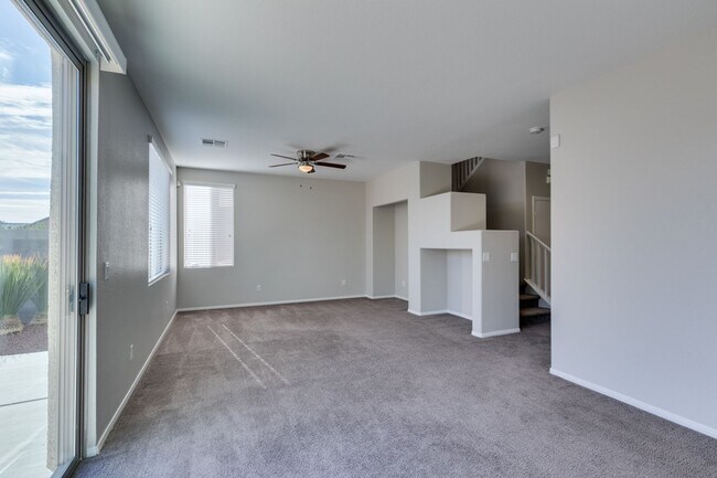 Building Photo - 3 bedroom + Den! Ready for immediate move ...
