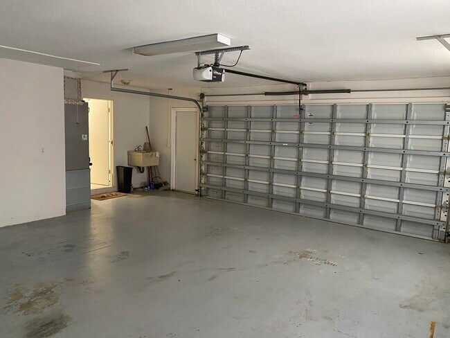 Building Photo - 956 Tulip Ln