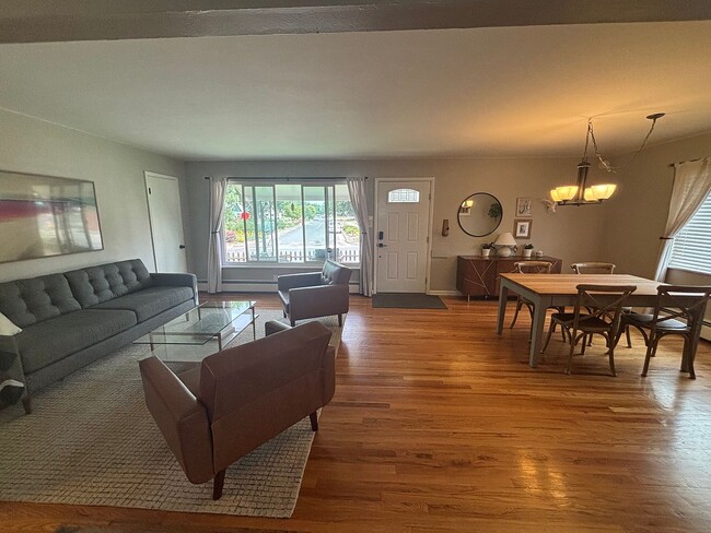 Building Photo - 719 E Madison St