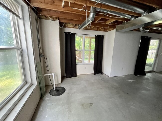 Building Photo - 911 Old Hickory Ln