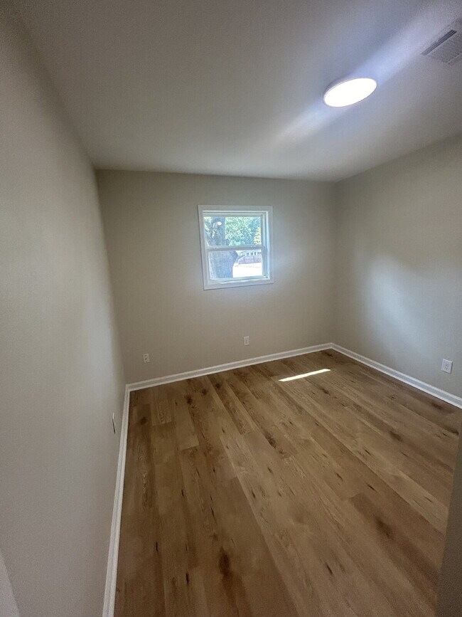 Building Photo - "Charming 4-Bedroom Retreat with Granite T...