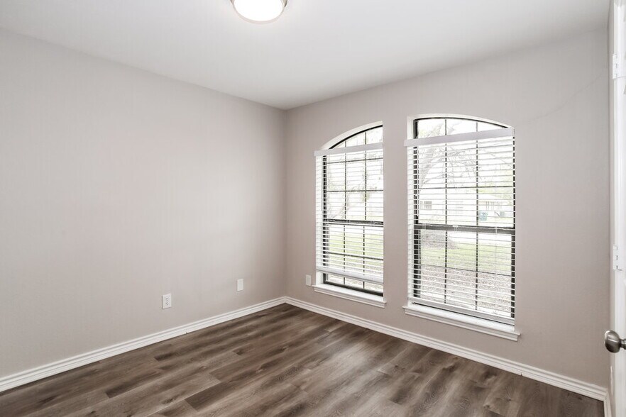 Building Photo - 3816 Yellowstone Pl