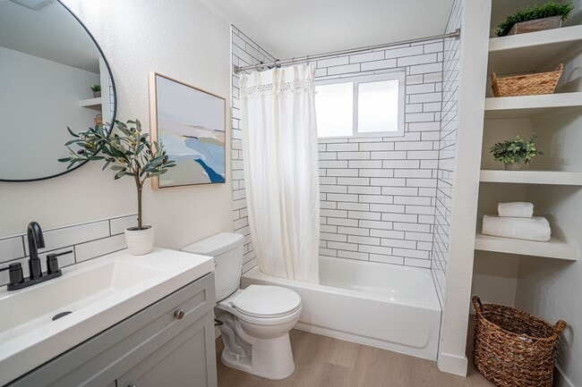 Building Photo - Charming Fully Remodeled 2 Bedroom, 1 Bath Duplex