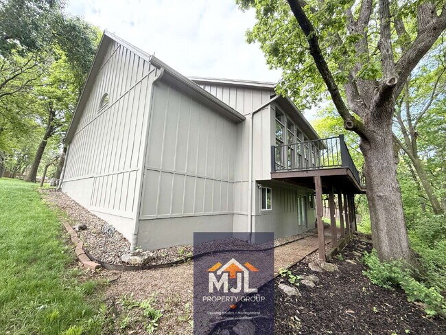 Building Photo - Executive 5 BR Cul-de-Saq Home In Blue Valley Schools | Private Wooded View | Finished Walkout Ba...
