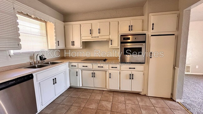 Building Photo - 8417 S Villa Ave