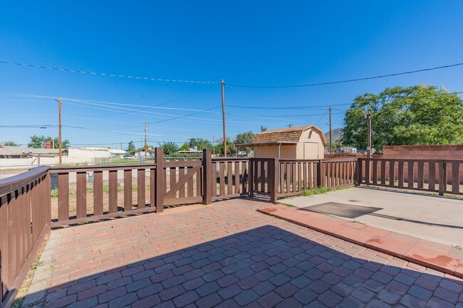 Building Photo - Super cute updated home!