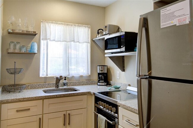 Building Photo - 1887 Hyde Park St