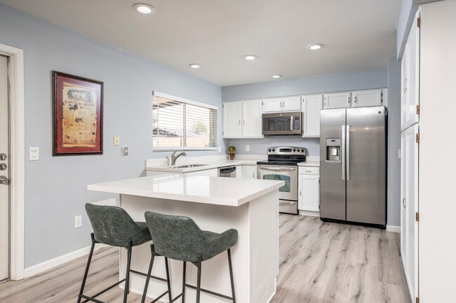Building Photo - 951 W La Jolla Dr
