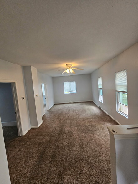 Building Photo - 1021 W 4th St