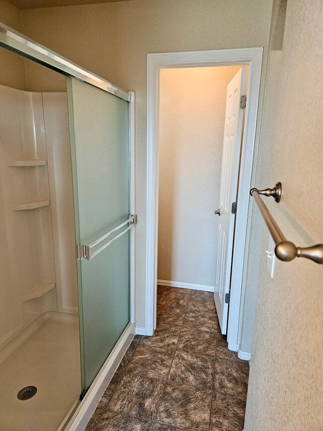 Building Photo - Beautiful 3 bedroom home available with mo...