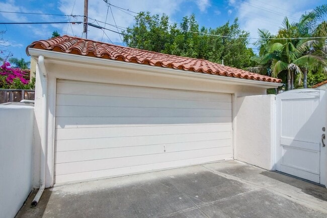 Building Photo - Charming 3 Bedroom Kensington Home