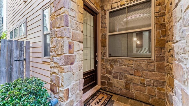 Building Photo - 931 W 23rd St