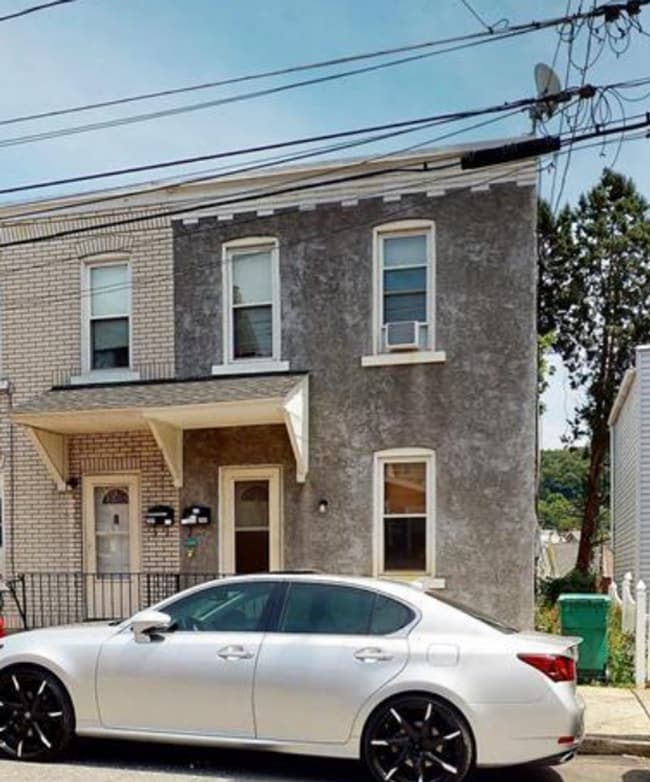 Primary Photo - Single Family-half double- 2 bedroom/1 bat...