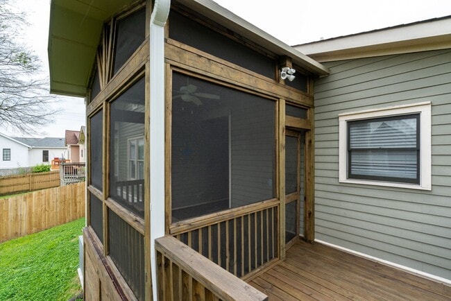 Building Photo - Five Points / East Nashville !!