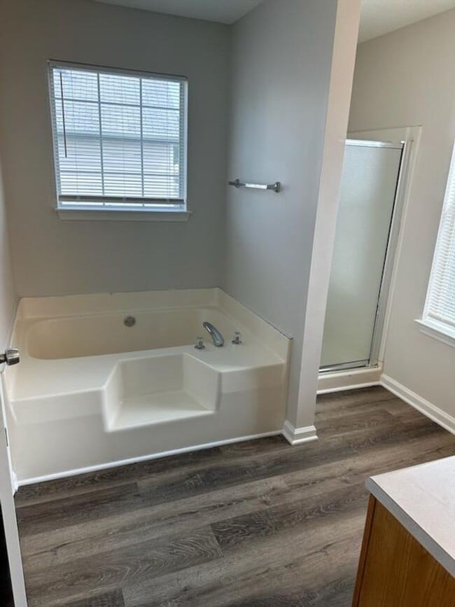 Building Photo - 7082 Oakwood Cir