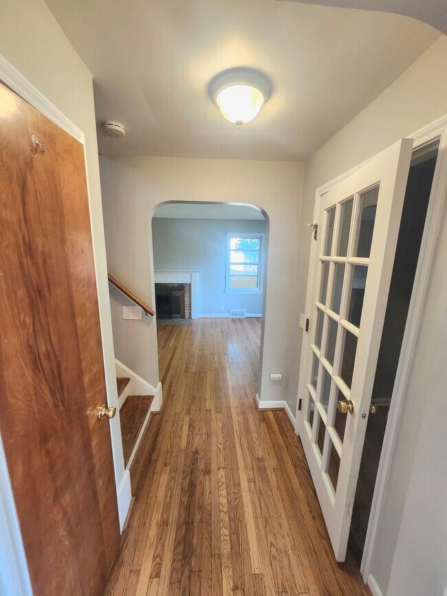 Building Photo - Spacious 4bd apt | Laundry hooks ups | Off street parking