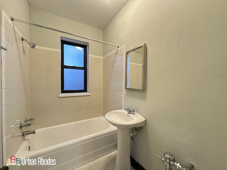 Building Photo - 4635 N Paulina St