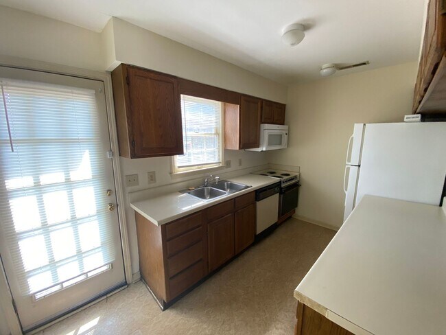 Building Photo - 2 Bed 1.5 Bath Town House