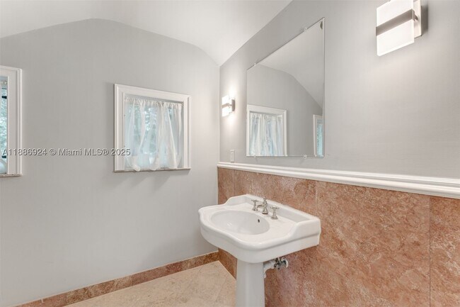 Building Photo - 11 E Rivo Alto Dr