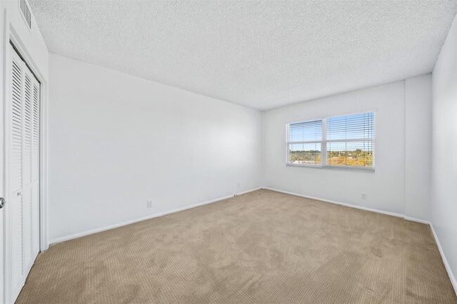 Building Photo - 2555 NE 11th St