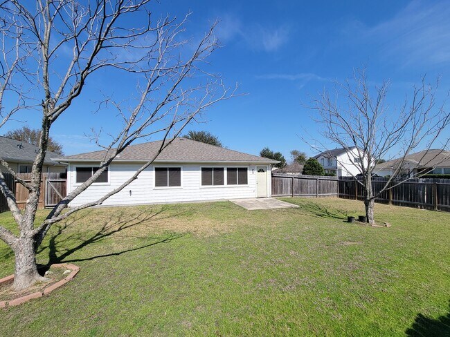 Building Photo - 3 bedroom one story home on large corner lot. Home has hard flooring throughout living areas and ...