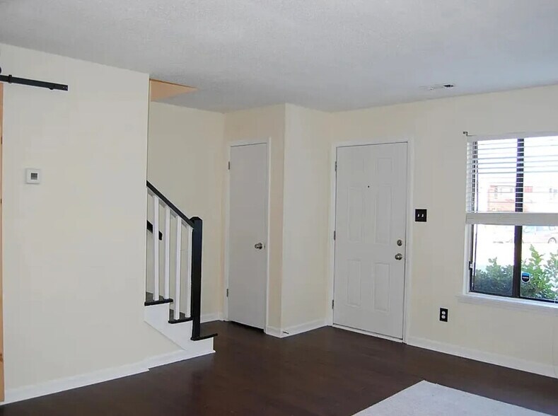 Building Photo - Room in Townhome on Fargo St