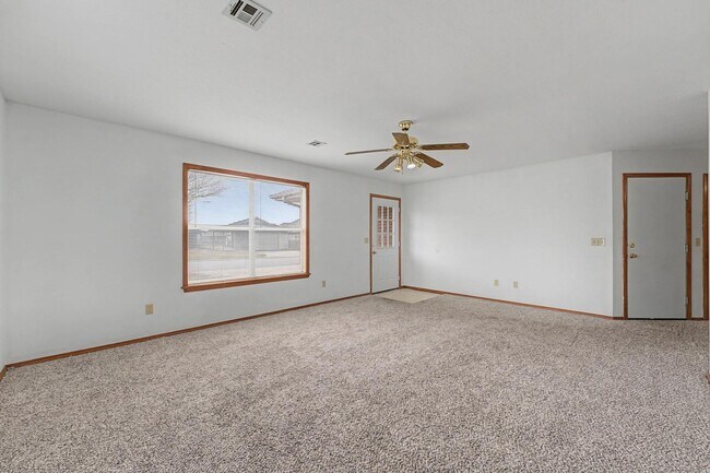 Building Photo - Welcome to this charming 2-bedroom, 2-bathroom home