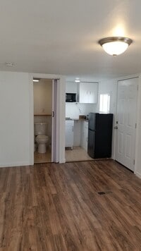 Building Photo - 142 Goldenrod St
