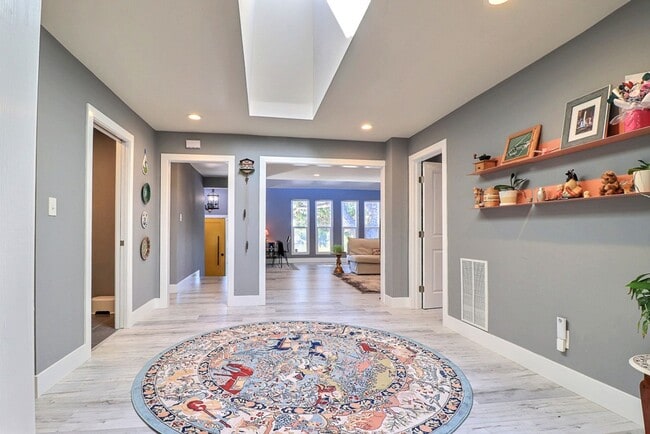 Building Photo - Stunning East Richmond Heights Home!