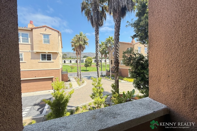 Building Photo - Spacious 3 bedroom, 2.5 Bathroom Condo w/ ...
