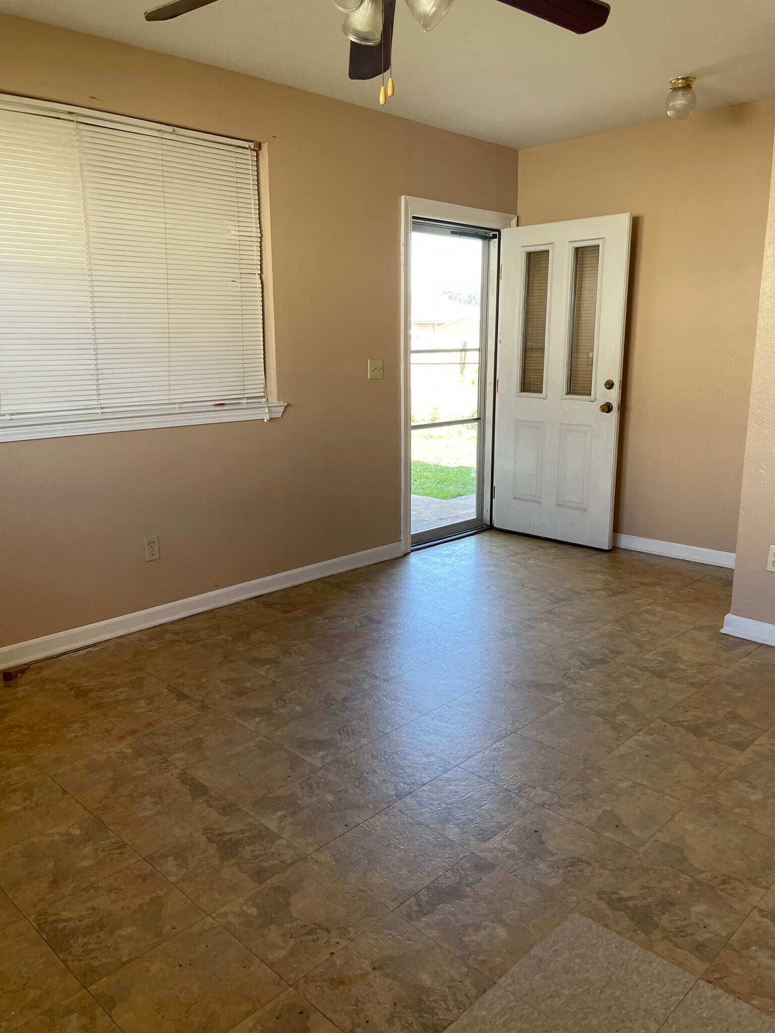 Laundry/bonus room_4 - 7925 Danube Rd