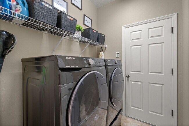 Building Photo - Beautiful Home For Rent in Brandon!