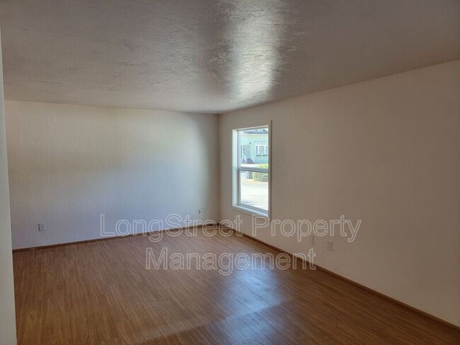 Building Photo - 627 3rd St SE