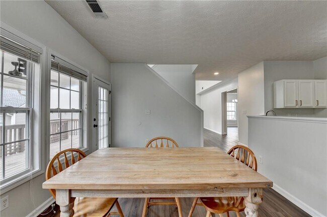 Building Photo - 6670 Island Pointe Dr