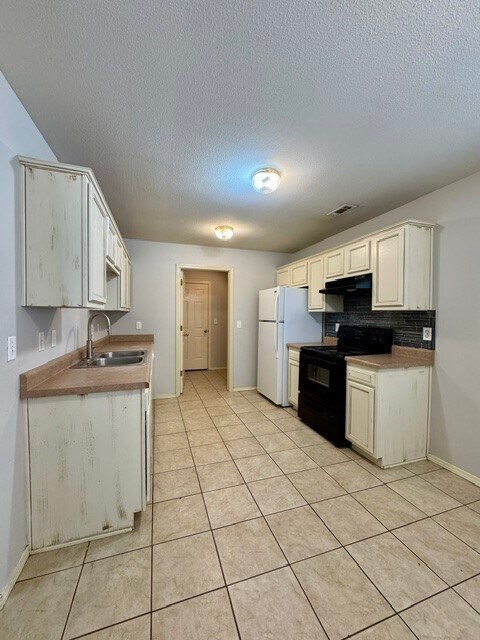Building Photo - 807 SW River Rock St